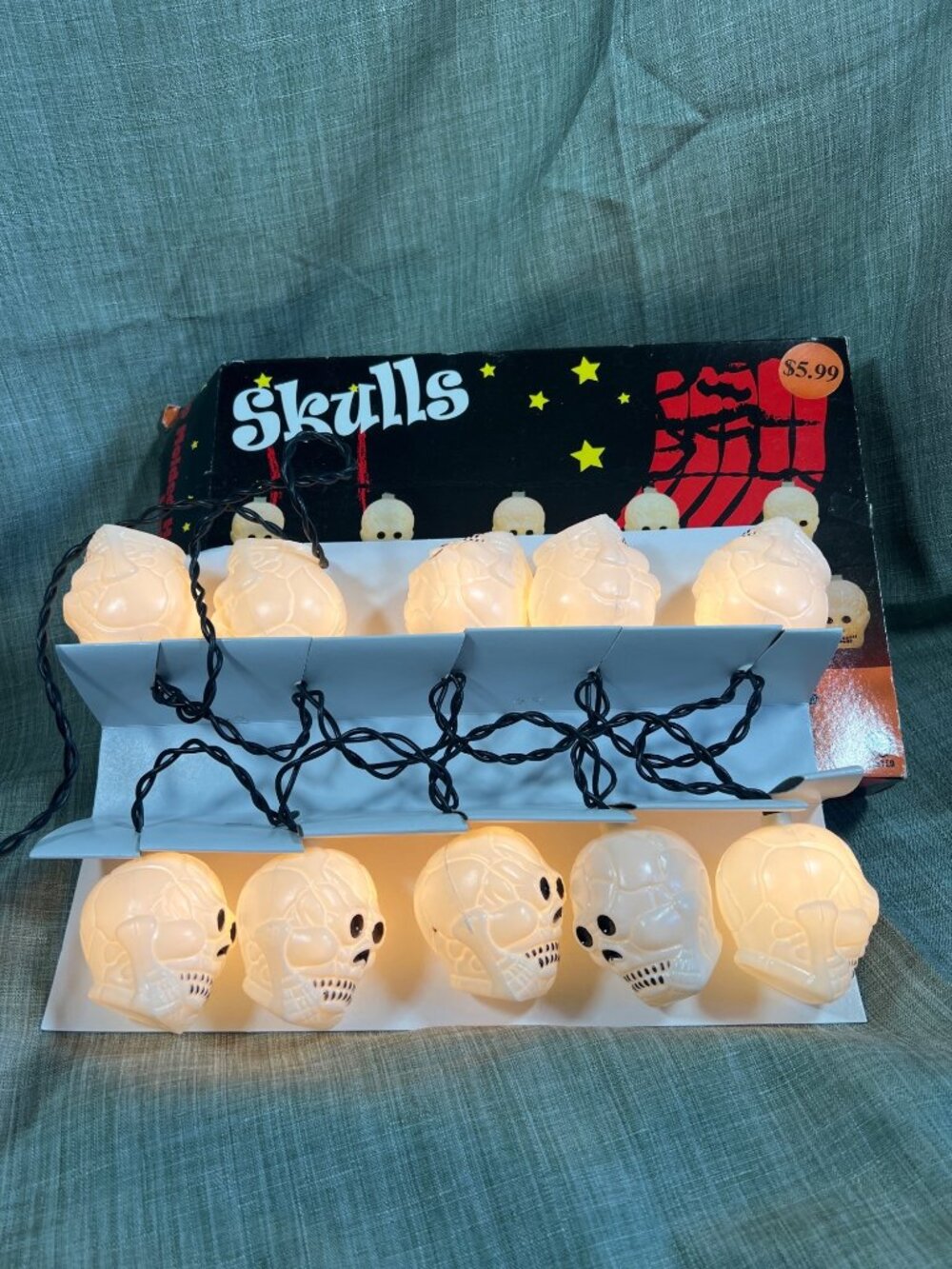 Vintage 10 Molded Skull Halloween Light String Indoor/Outdoor Decoration Y3